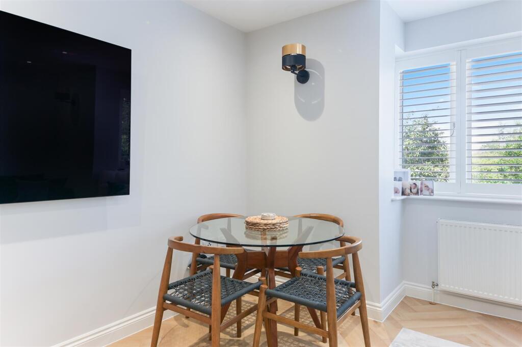 Apartment in Sutton - More