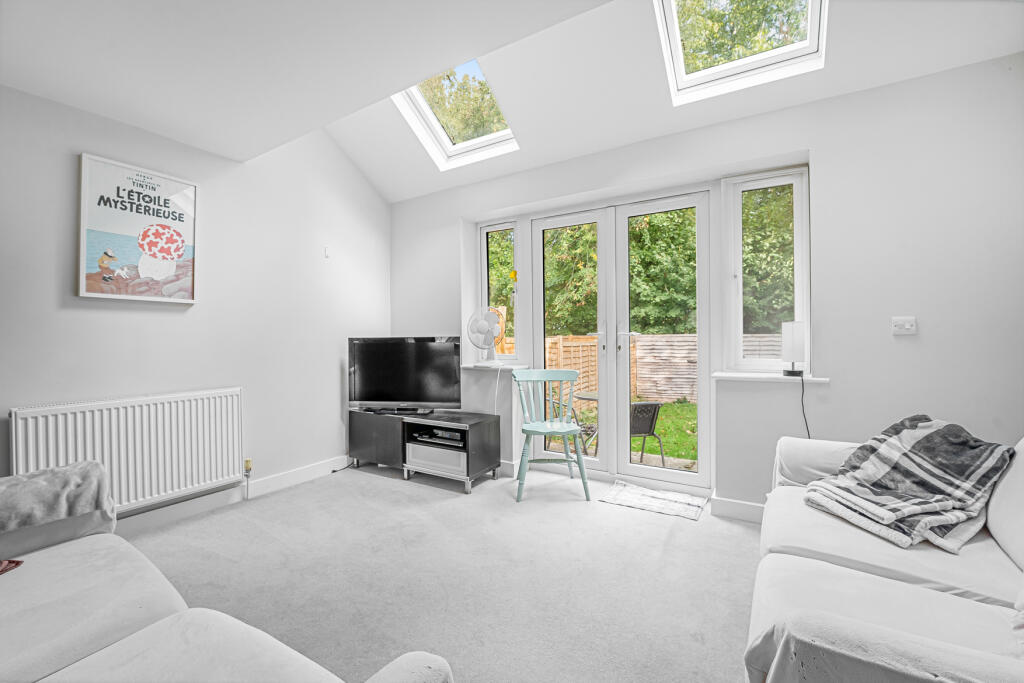 Dovehouse Close, Eynsham, Oxfordshire photo 4