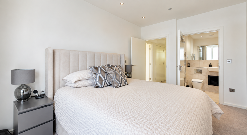 Apartment in Ilford - More