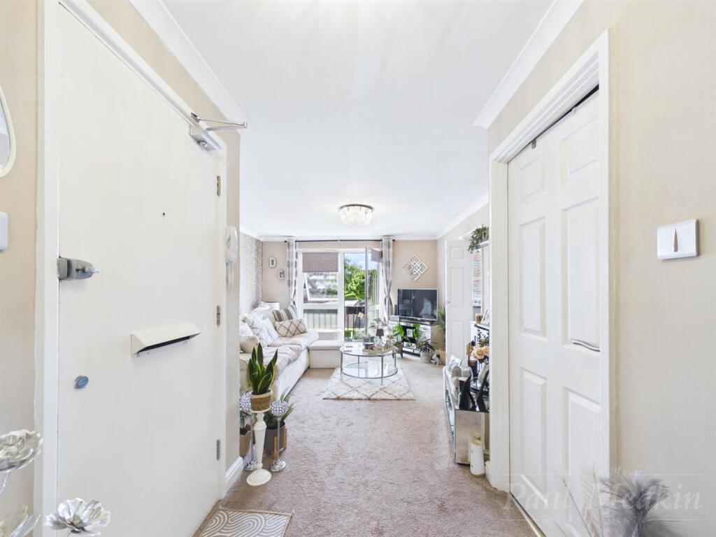 Apartment in Croydon - More