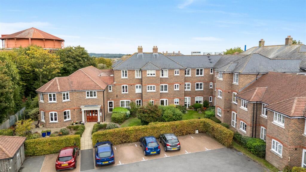 1-bed house on Barnes Lodge, Wessex Road, Dorchester, £125,000