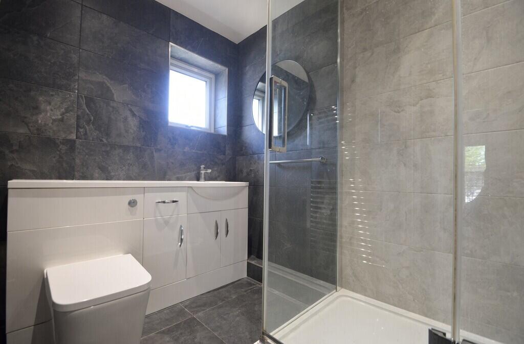 Apartment in Spelthorne, Surrey - View 3