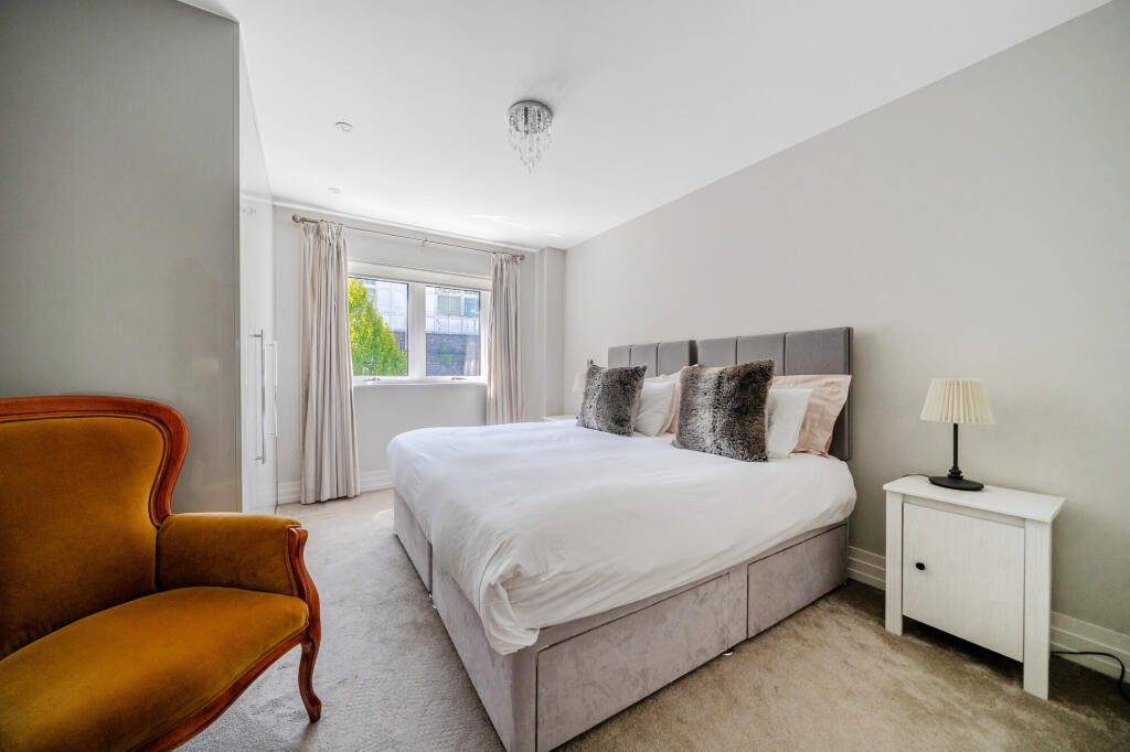 Apartment in Slough - More