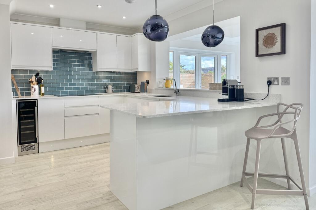 21, Crescent Rise, Constantine Bay, PL28 photo 2