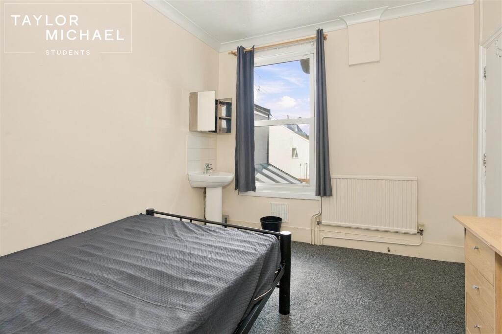 6 bedroom terraced house for rent