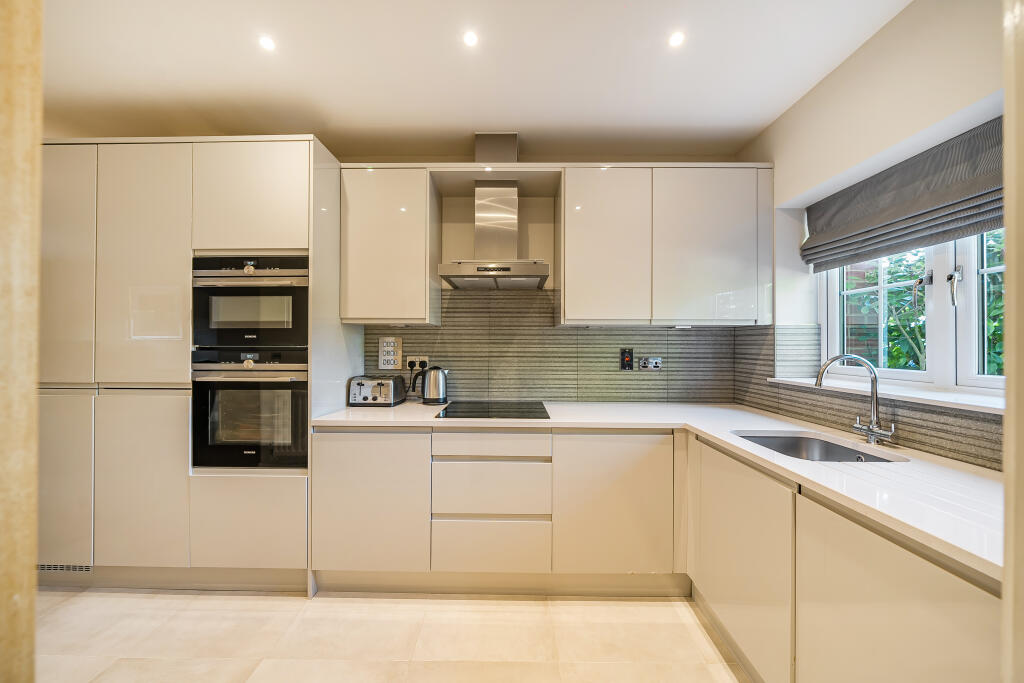 Alders Grove, Caterham, CR3 photo 4
