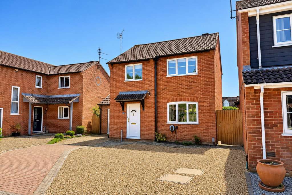 3-bed detached on Livermore Green, Werrington, Peterborough, PE4, £300,000