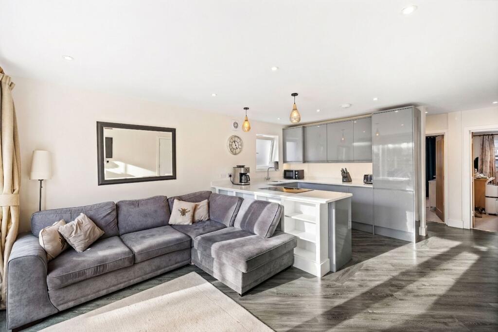 Apartment in Reigate and Banstead, Nork - View 5