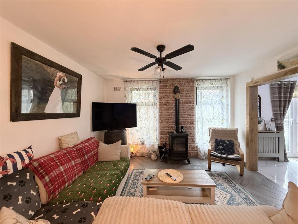 House in Tameside, Moorgate - More