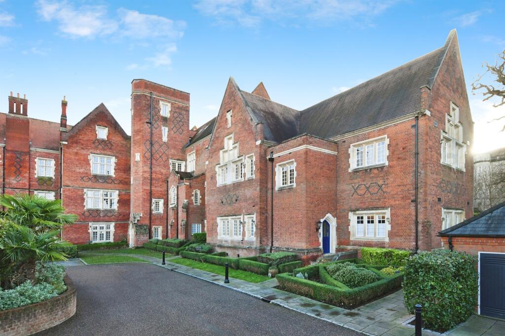 Main image of property: The Galleries, Warley, Brentwood