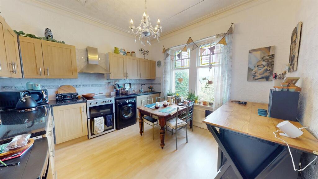 Apartment in Bradford, Shipley - View 2