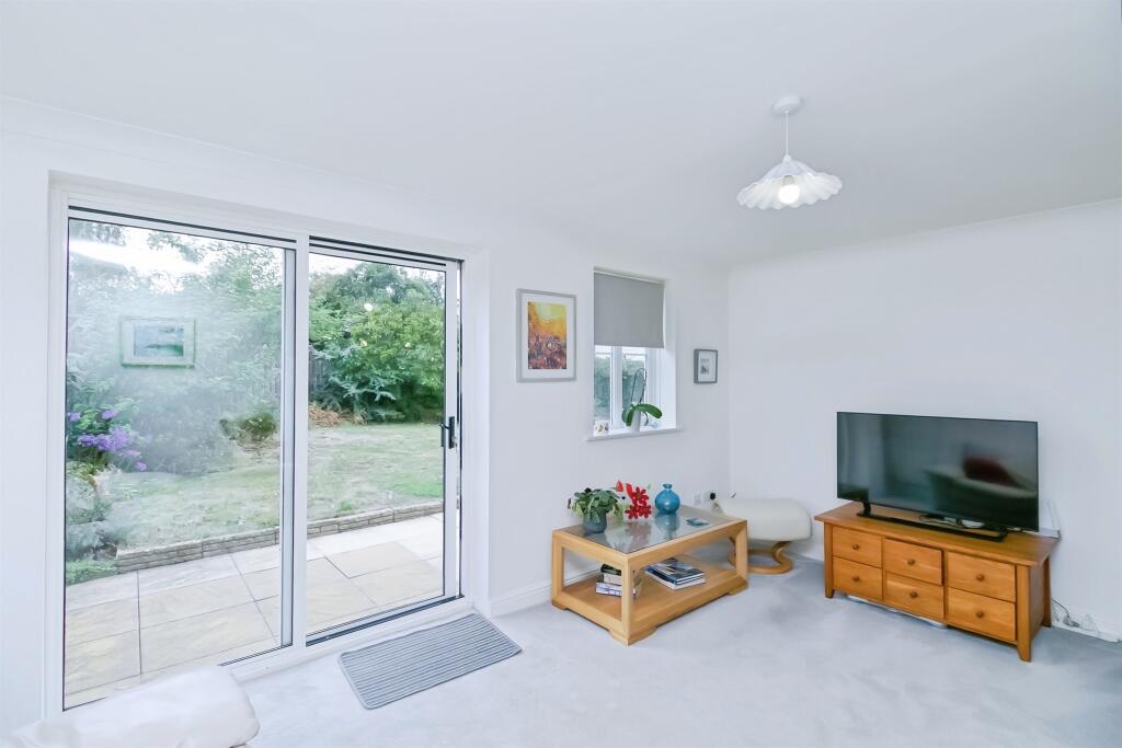 House in Cardiff, Rhoose - More
