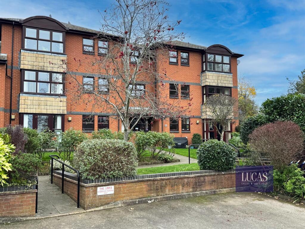 2-bed flat on Headlands, Kettering, £185,000