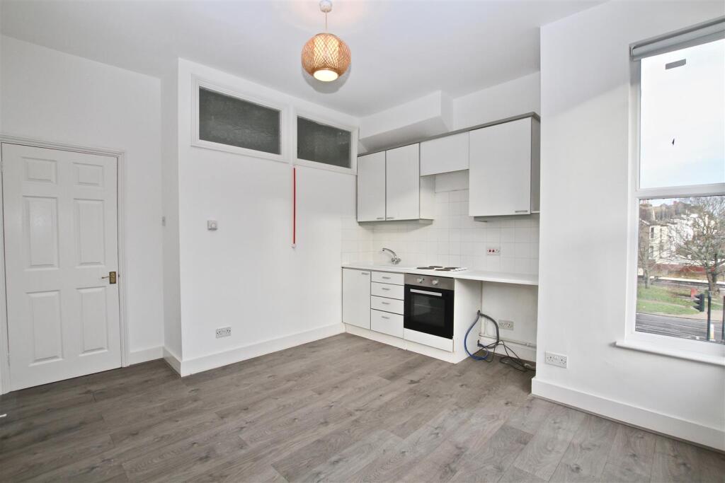 Apartment in Southend-on-Sea, Essex - View 4