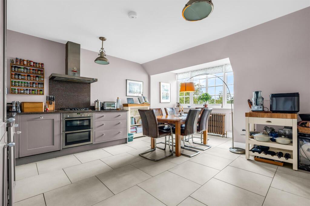Apartment in East Hertfordshire, Hertford - View 2