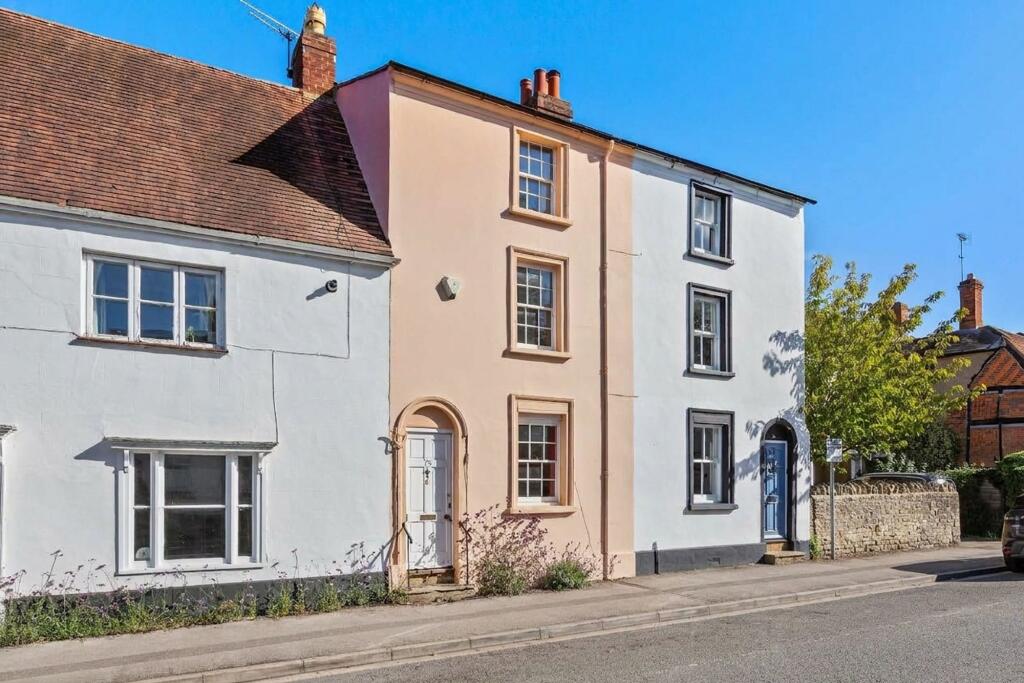 Main image of property: High Street, Thame, OX9