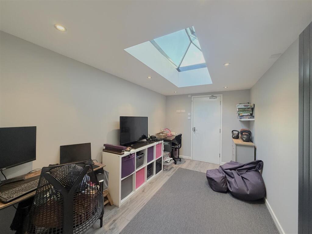 Yardley Close, Woodloes Park, Warwick photo 2