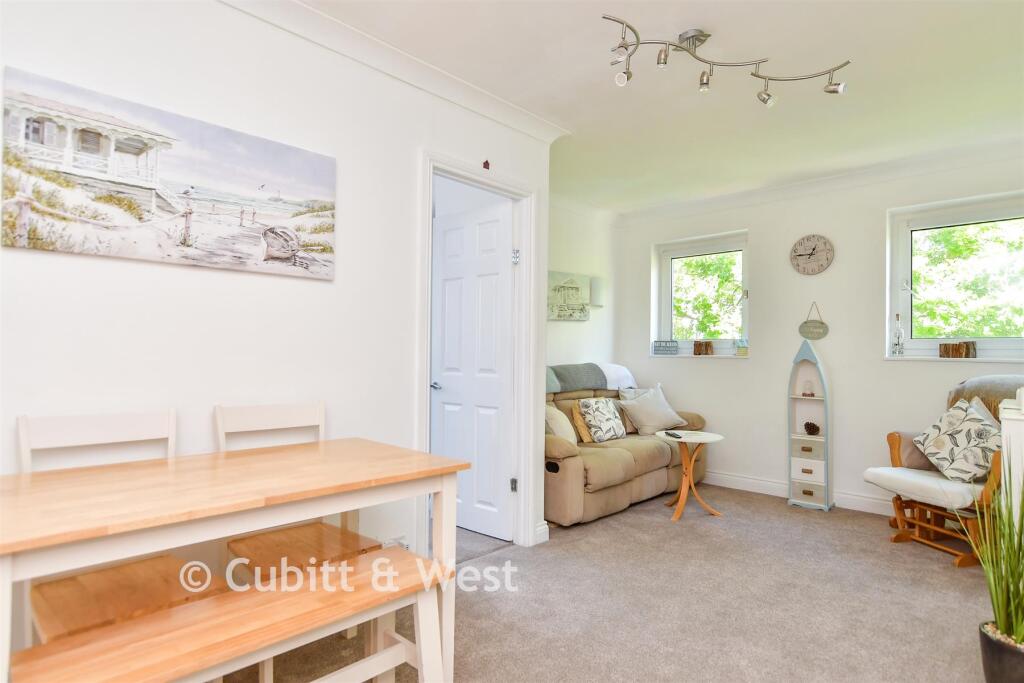 Apartment in Worthing, West Sussex - View 3