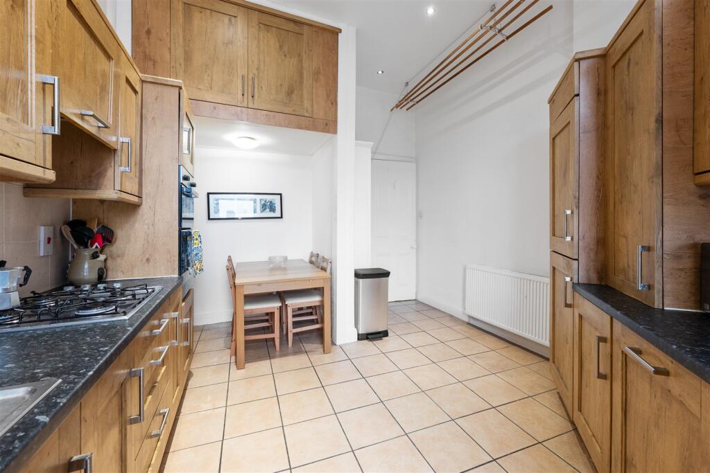 Apartment in Glasgow, Woodlands - View 5