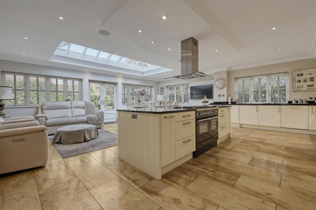 Bowmont Close, Hutton, Brentwood photo 3