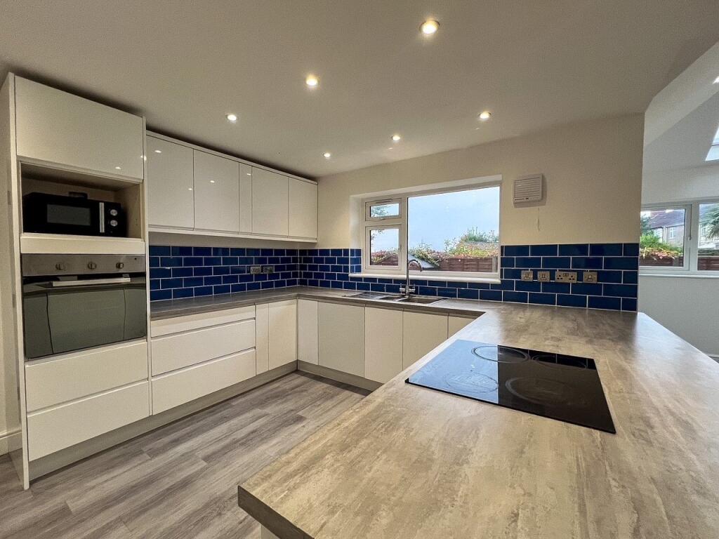 6 bedroom semi-detached house for rent