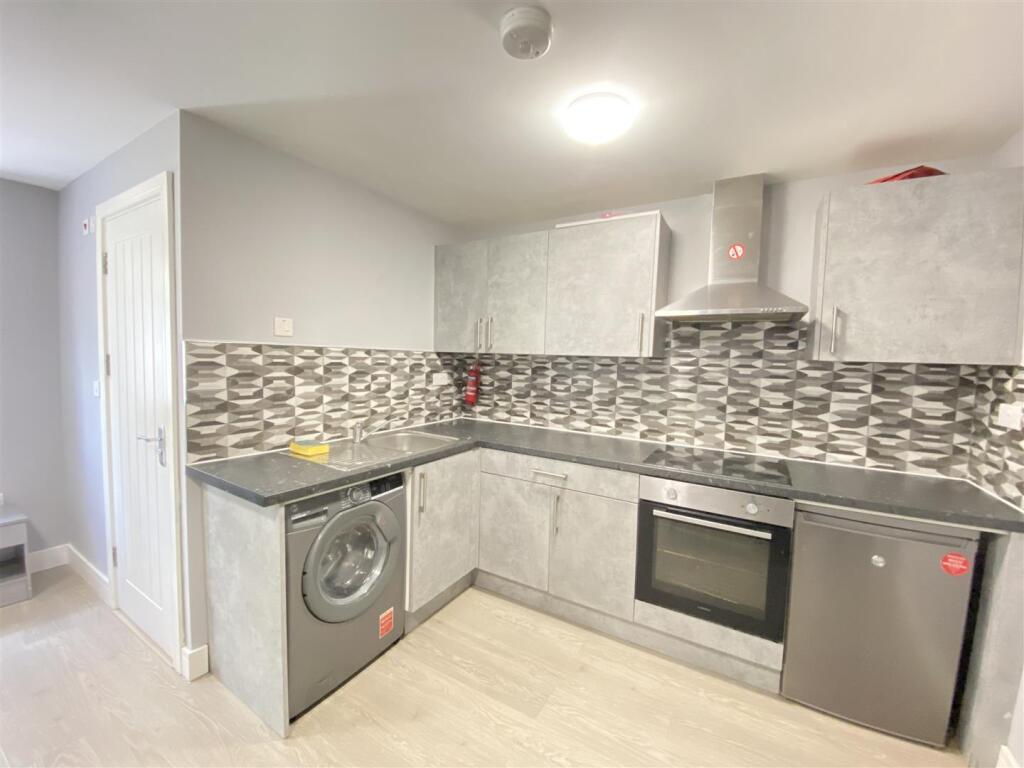 Main image of property: Modern Studio Apartment/ 376 High Street, West Bromwich