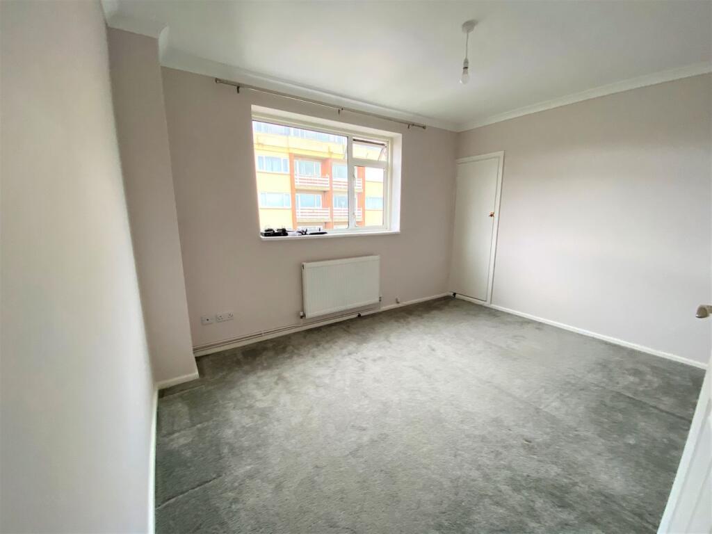 Apartment in Basildon, Billericay - View 4