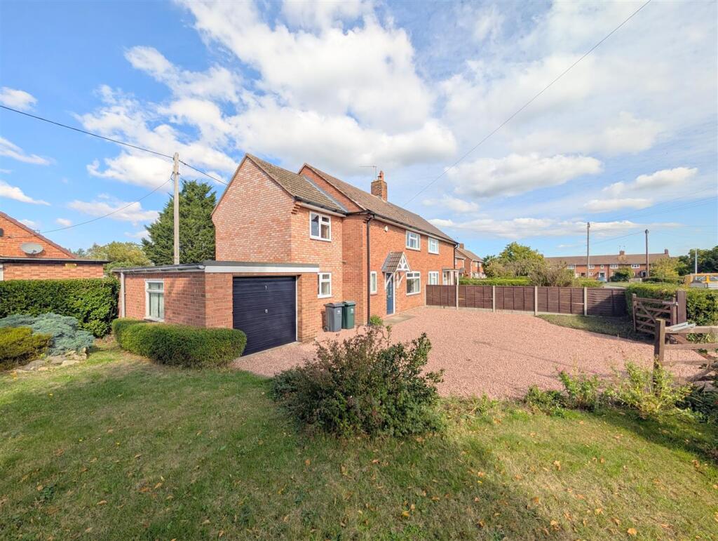 3-bed semi-detached on Queens Mead, Upton upon Severn, £320,000