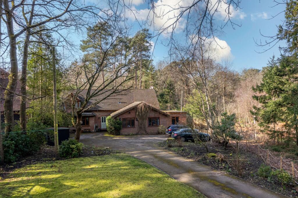 Main image of property: Hollybush Ride, Finchampstead, RG40