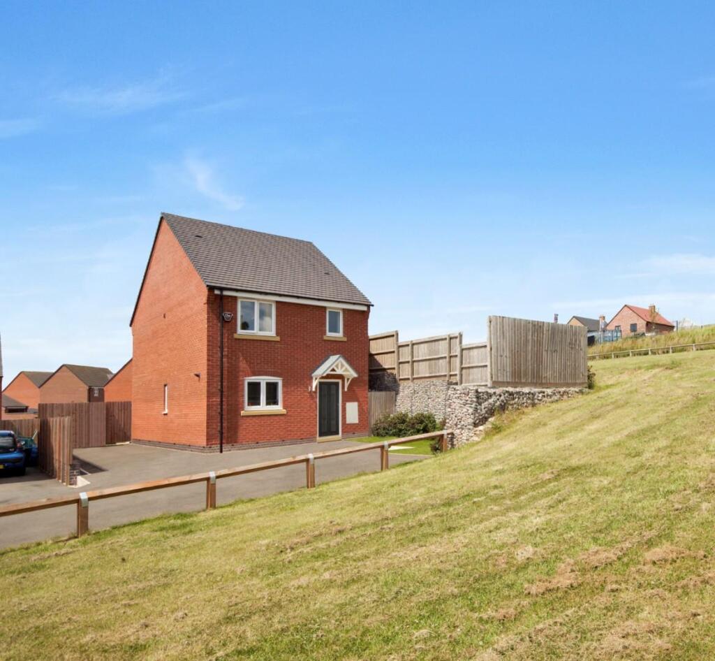 3-bed detached on Ruston Close, Long Buckby, £315,000