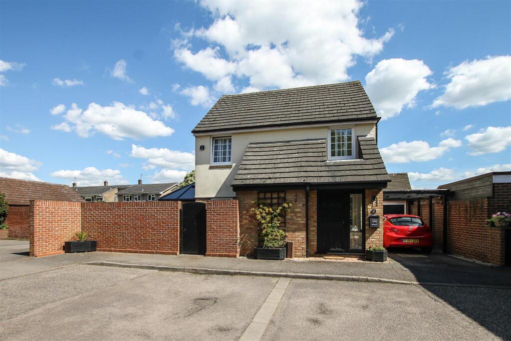3 bedroom detached house for sale in Littlebury Court, Kelvedon Hatch ...