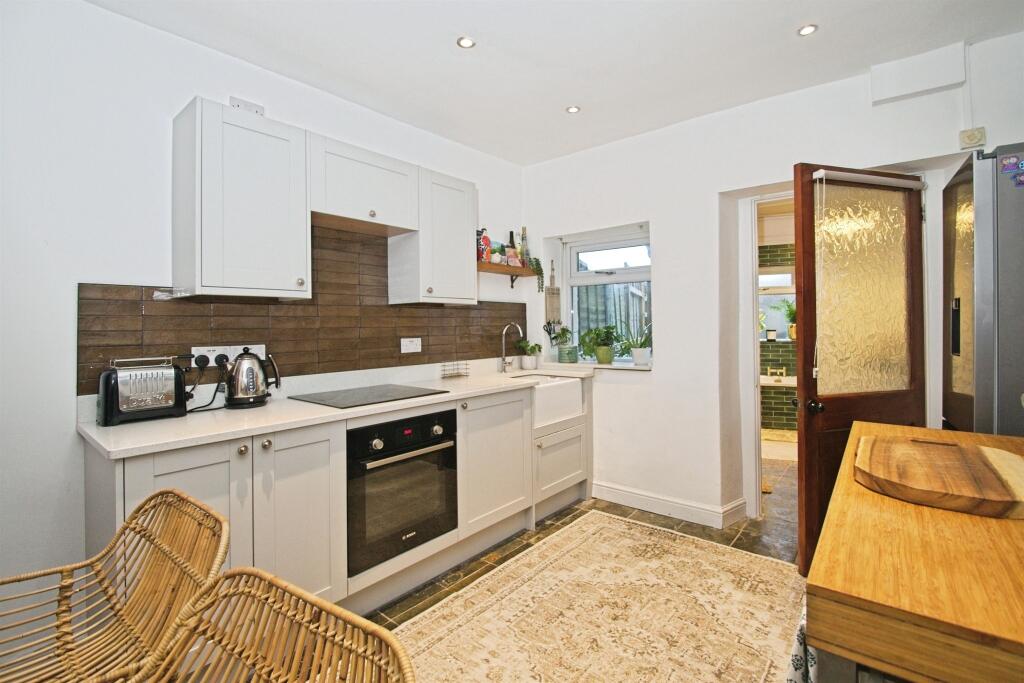 Swan Street, Llantrisant, PONTYCLUN photo 4