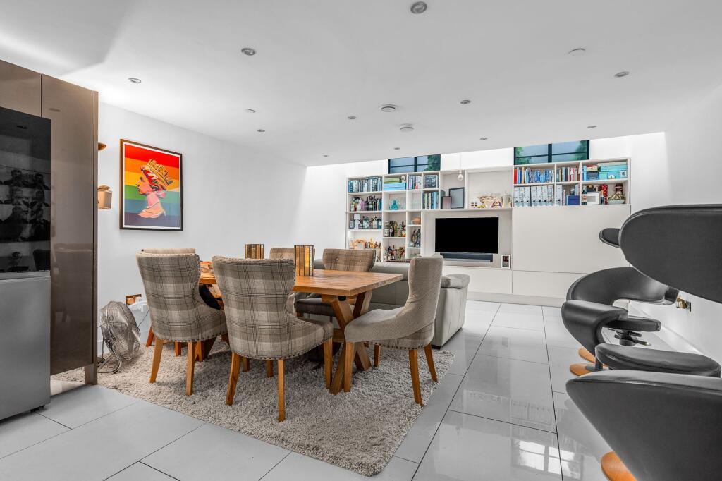 House in East Hertfordshire, Kings Hill, Ware - More