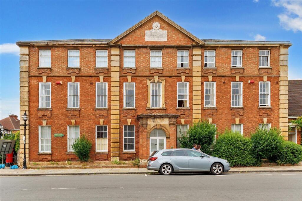 1-bed flat on Church Street, Trinity College Church Street, CV37, £150,000