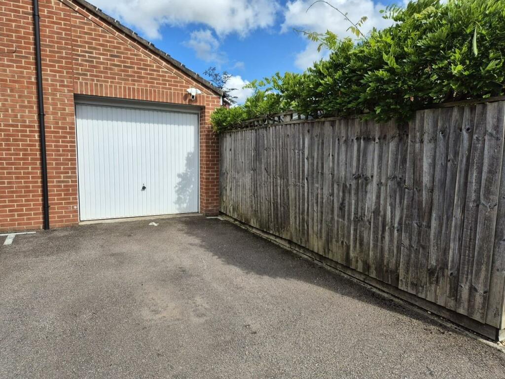 Holloway Court, Wombourne, WV5 0DJ photo 3
