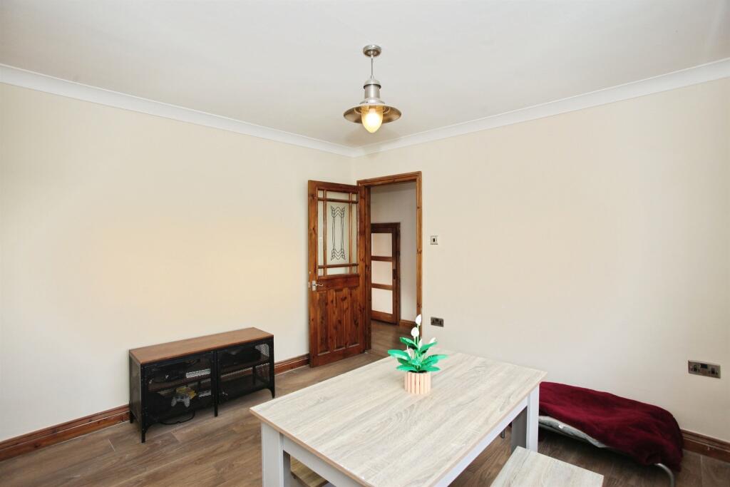 Heol Y Gors, Nantgarw, CARDIFF photo 3