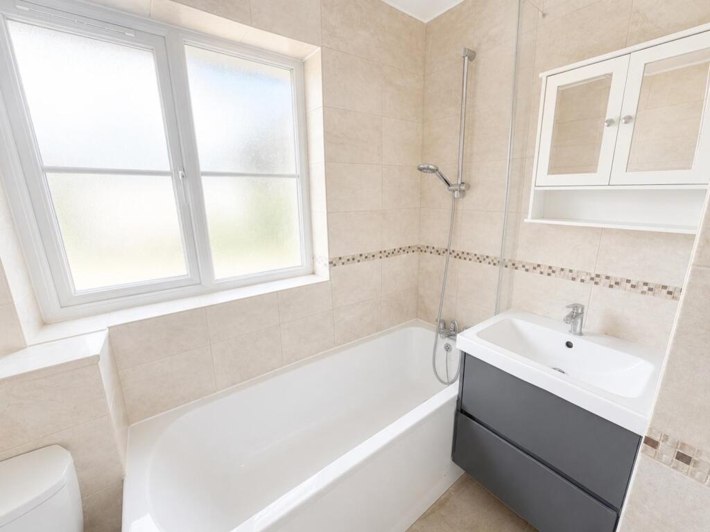 Windermere Close, Egham, Surrey, TW20 photo 4