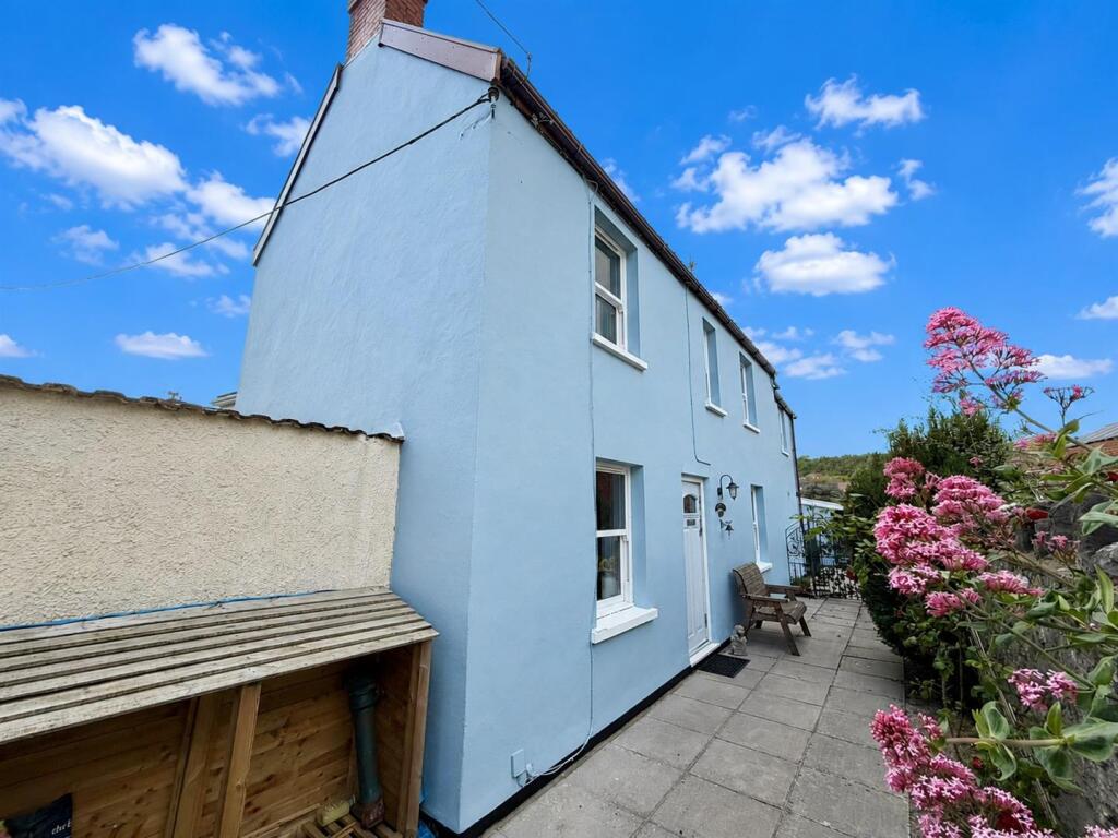 Main image of property: Spring Hill, Worle - GARDEN & DRIVEWAY