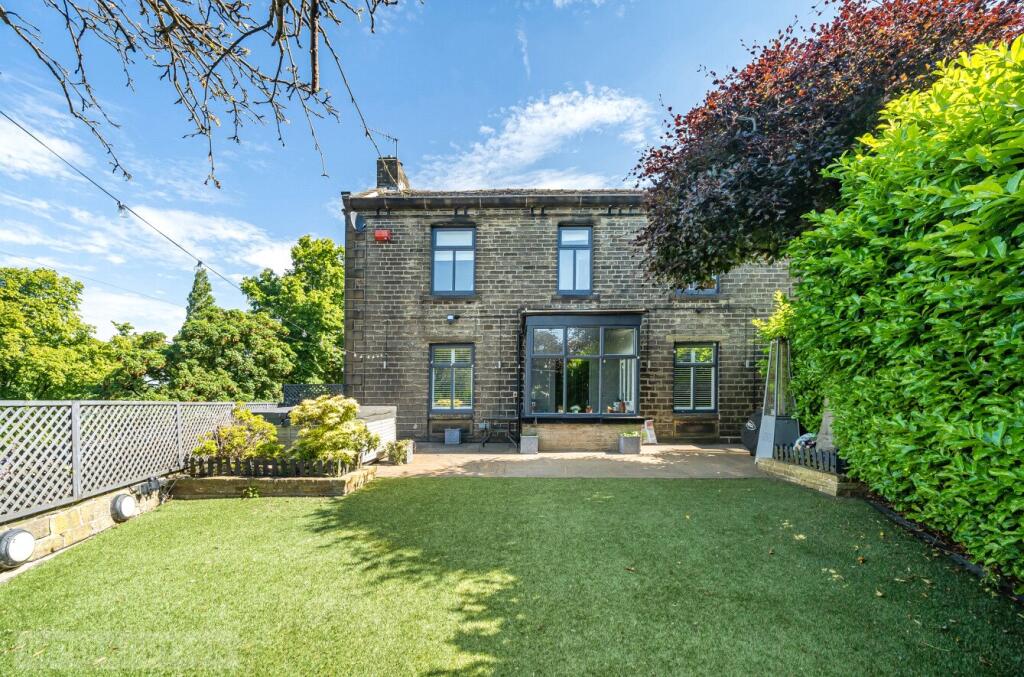 3-bed detached on Lane Top, Linthwaite, Huddersfield, West Yorkshire, HD7, £425,000