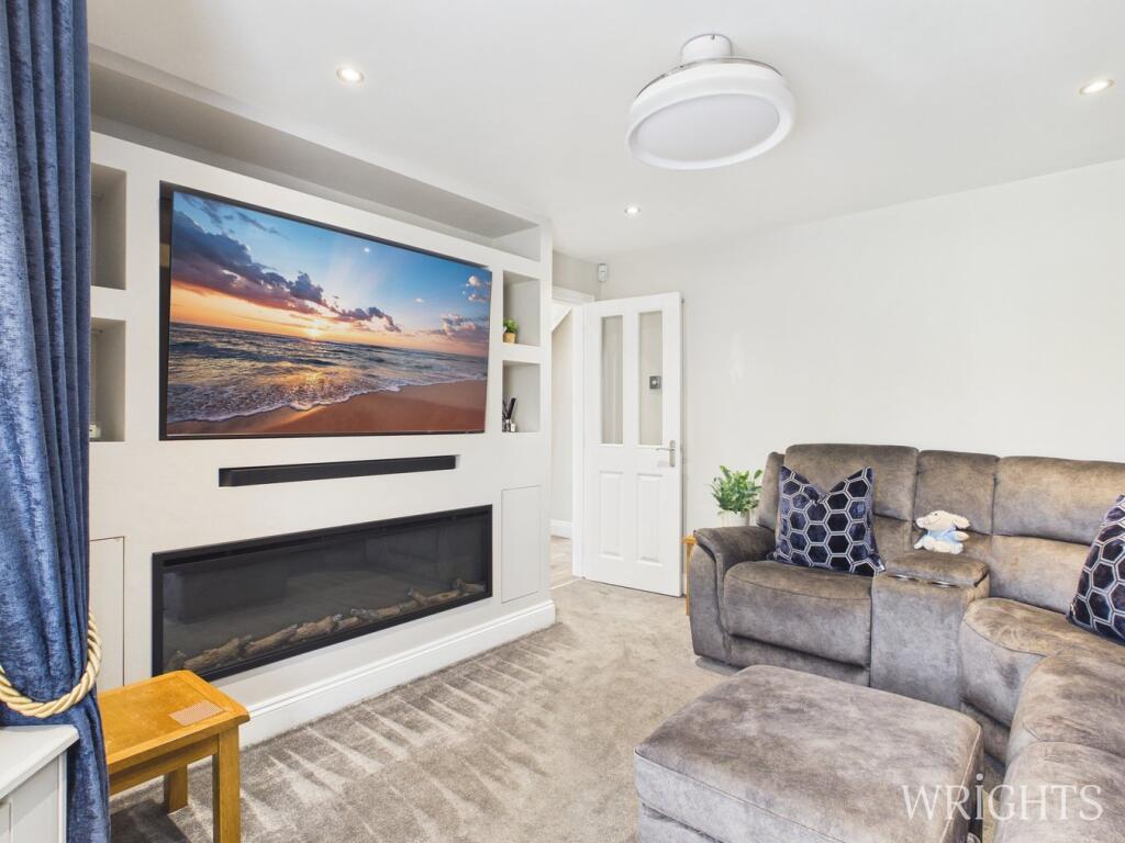 House in Welwyn Hatfield, Hertfordshire - More
