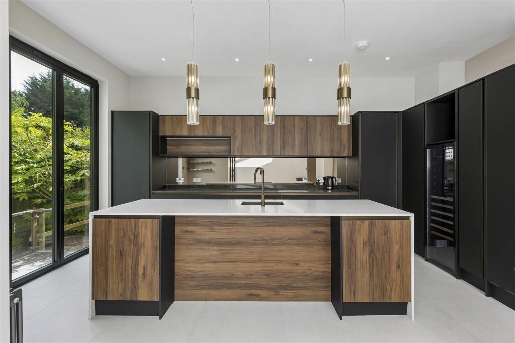 House in London, Willesden Green, Mapesbury - View 4