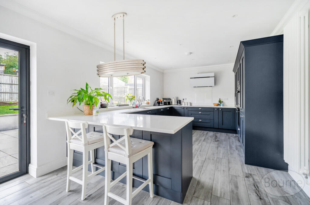 House in Farnham, Heath End - View 3
