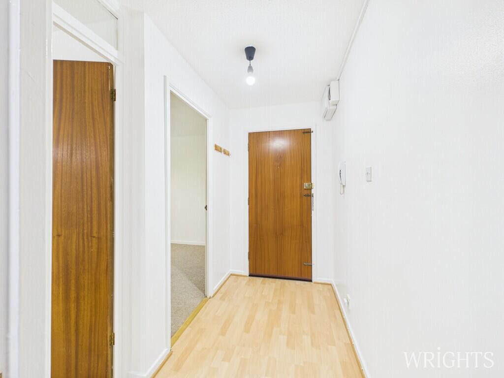 Apartment in Welwyn Hatfield, Hertfordshire - View 2