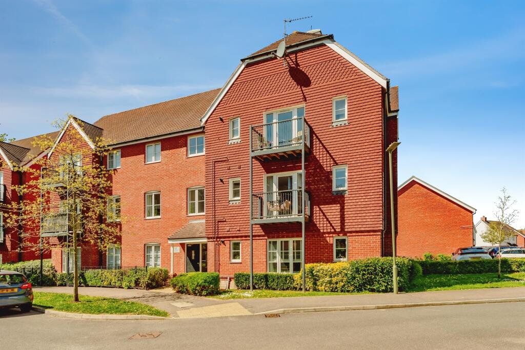 2-bed flat on Webber Street, Horley, £300,000