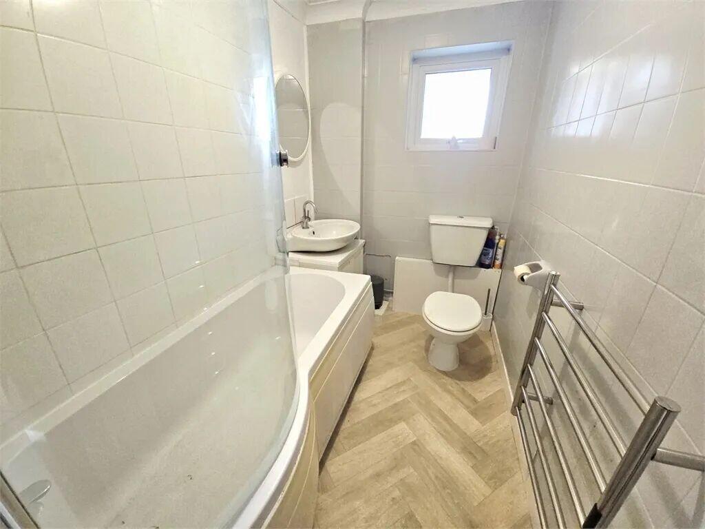 Apartment in Southend-on-Sea - View 5