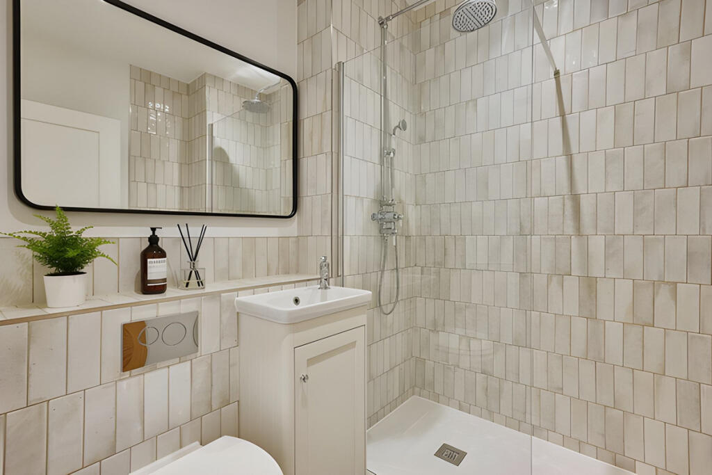 Apartment in Southend-on-Sea - More