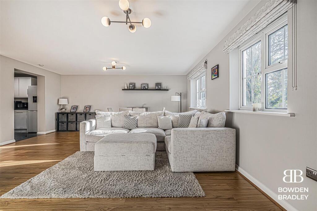 Apartment in Epping Forest, Chigwell - View 2