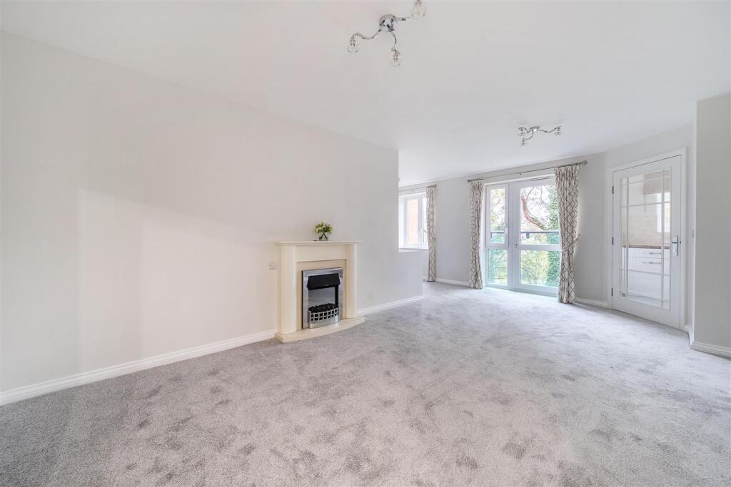 Stokes Lodge, Camberley photo 3
