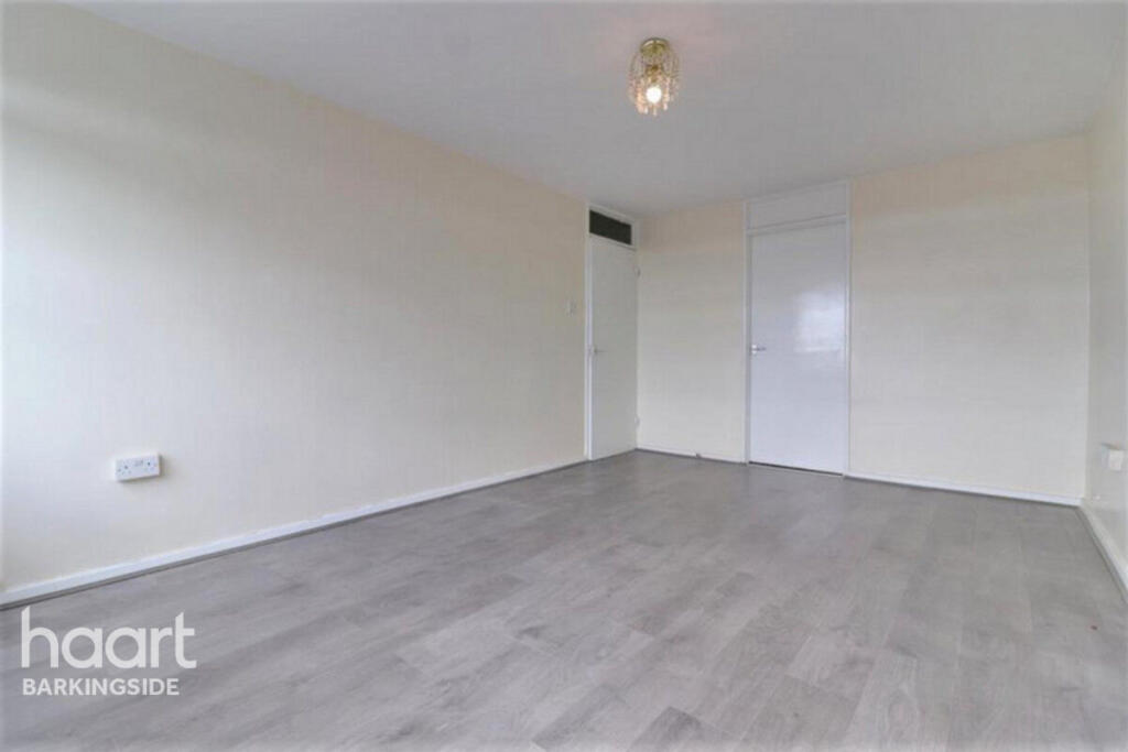 Apartment in London, Fairlop - View 3