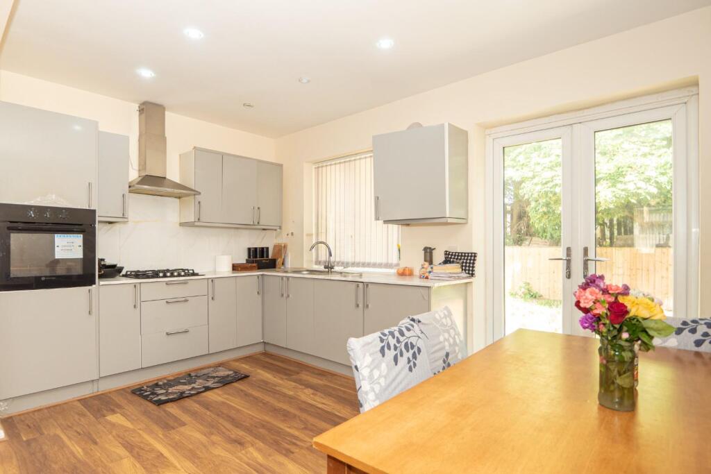 House in Leeds, Farsley - View 3